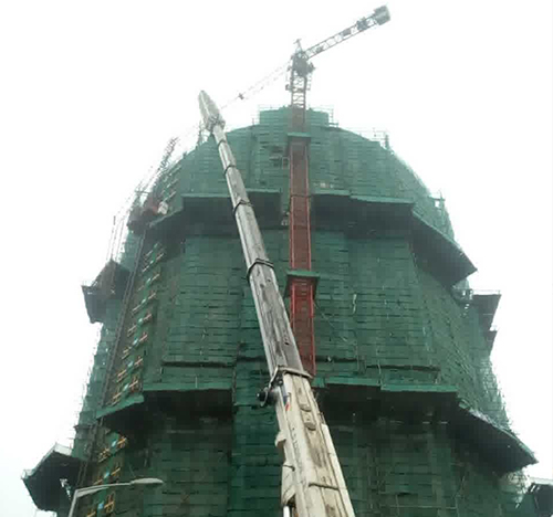 南关吊车在工地上作业